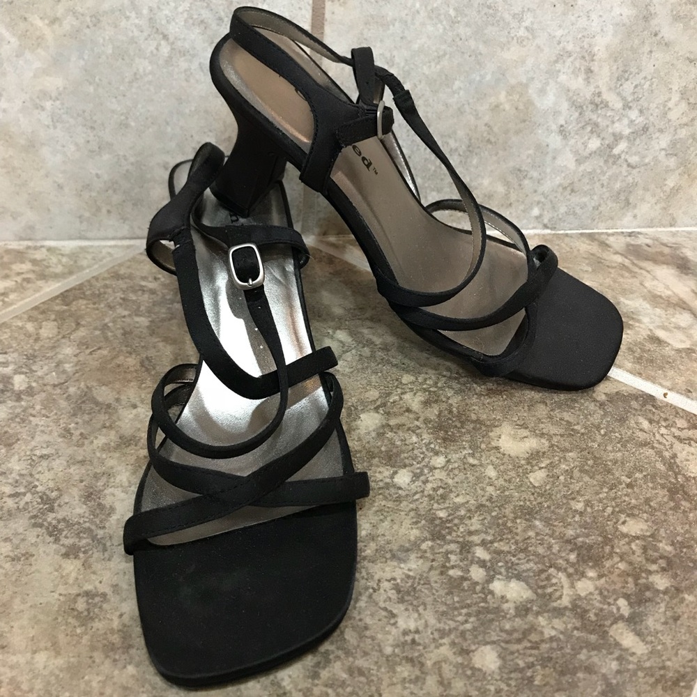 BRAND NEW Unlisted women's 7.5 strappy sandals